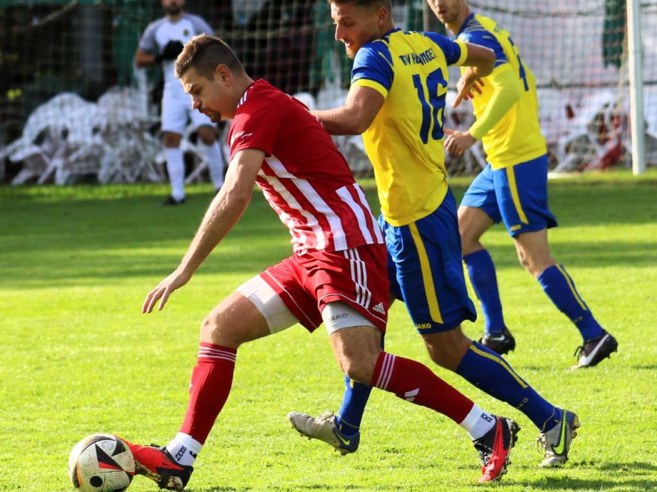 Mit seinem ersten Treffer seit dem zweiten Spieltag rettete VfB-Goalgetter Nikola Vintonjak (am Ball) Sennfeld spät einen Zähler gegen Höpfingen (gelb). Foto: Klaus Narloch